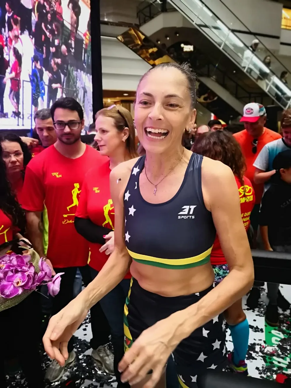 Débora Simas em momento de celebração no Beiramar Shopping