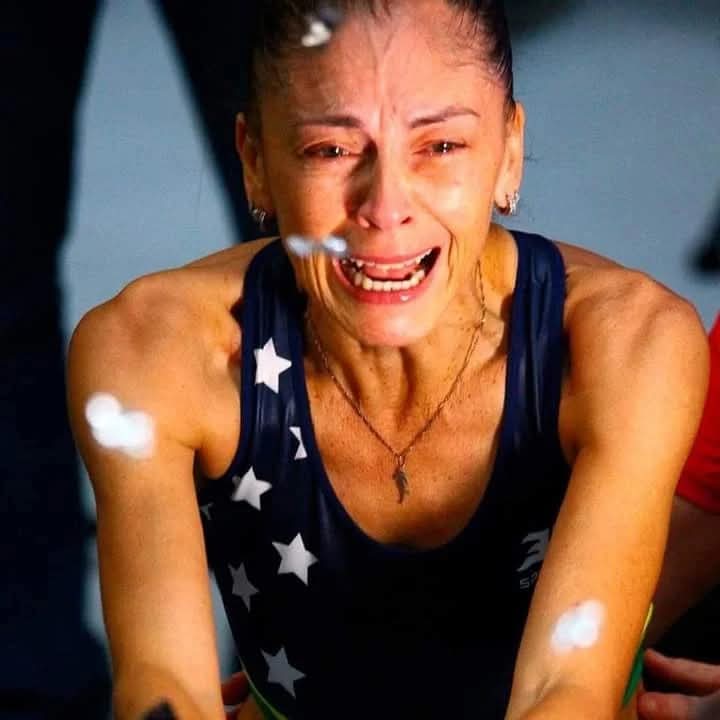 Débora Simas em momento de emoção